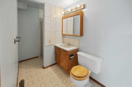 68 Hawkfield Crescent Nw, Calgary, AB - Indoor Photo Showing Bathroom