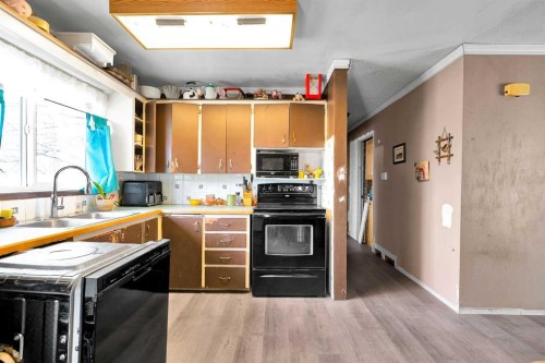 924 Hunterston Hill Nw, Calgary, AB - Indoor Photo Showing Kitchen With Double Sink