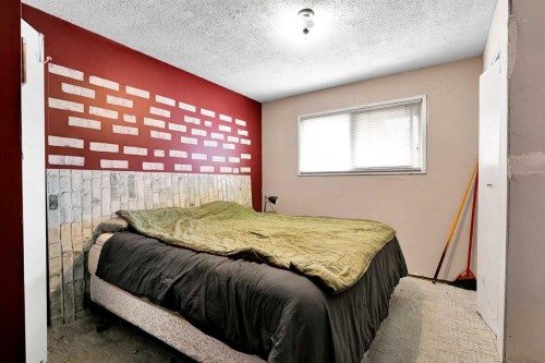 924 Hunterston Hill Nw, Calgary, AB - Indoor Photo Showing Bedroom