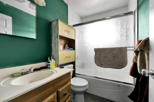 924 Hunterston Hill Nw, Calgary, AB - Indoor Photo Showing Bathroom