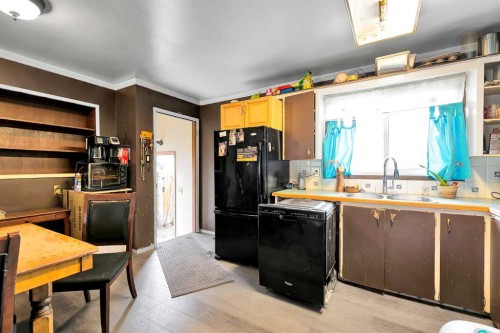 924 Hunterston Hill Nw, Calgary, AB - Indoor Photo Showing Kitchen With Double Sink