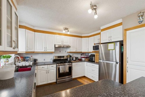 7 Willow Vale, Rural Rocky View County, AB - Indoor Photo Showing Kitchen