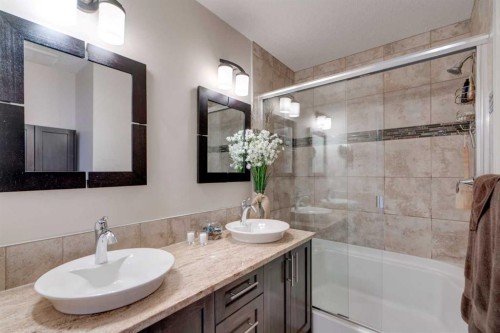 2-309 15 Avenue Ne, Calgary, AB - Indoor Photo Showing Bathroom