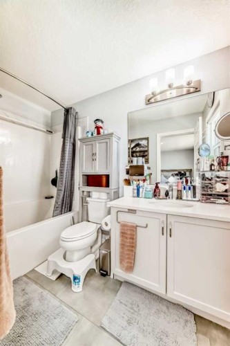 1140 Legacy Circle Se, Calgary, AB - Indoor Photo Showing Bathroom