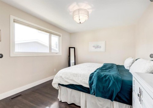 2940 Blakiston Drive Nw, Calgary, AB - Indoor Photo Showing Bedroom
