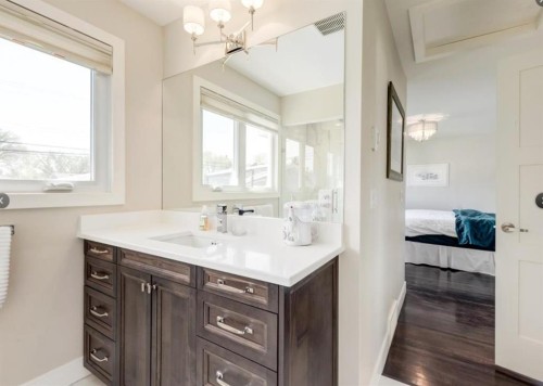 2940 Blakiston Drive Nw, Calgary, AB - Indoor Photo Showing Bathroom