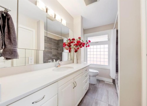 2940 Blakiston Drive Nw, Calgary, AB - Indoor Photo Showing Bathroom