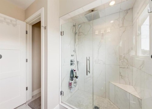 2940 Blakiston Drive Nw, Calgary, AB - Indoor Photo Showing Bathroom
