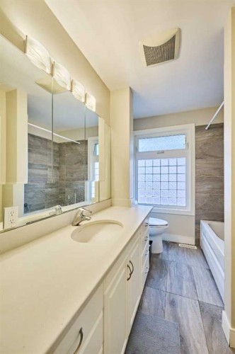 2940 Blakiston Drive Nw, Calgary, AB - Indoor Photo Showing Bathroom