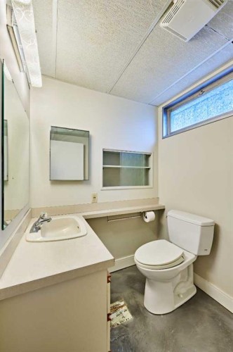 2940 Blakiston Drive Nw, Calgary, AB - Indoor Photo Showing Bathroom