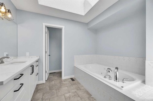 215 Edgevalley Mews, Calgary, AB - Indoor Photo Showing Bathroom