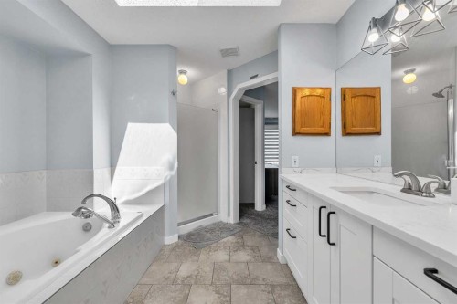 215 Edgevalley Mews, Calgary, AB - Indoor Photo Showing Bathroom