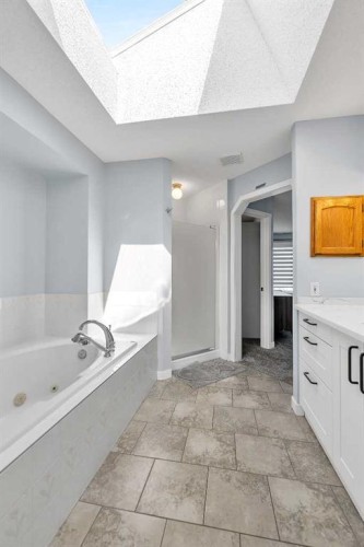 215 Edgevalley Mews, Calgary, AB - Indoor Photo Showing Bathroom