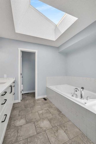 215 Edgevalley Mews, Calgary, AB - Indoor Photo Showing Bathroom