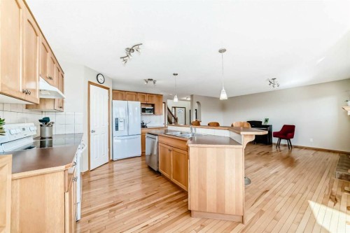84 Cougarstone Square Sw, Calgary, AB - Indoor Photo Showing Kitchen