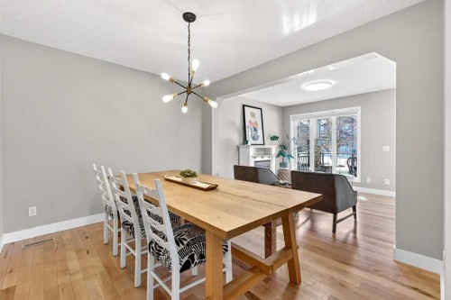 95 Crestmont Drive Sw, Calgary, AB - Indoor Photo Showing Dining Room