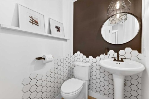 95 Crestmont Drive Sw, Calgary, AB - Indoor Photo Showing Bathroom