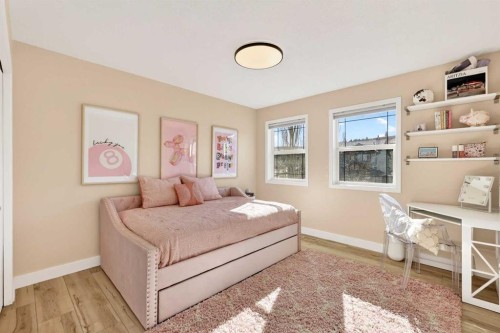 95 Crestmont Drive Sw, Calgary, AB - Indoor Photo Showing Bedroom
