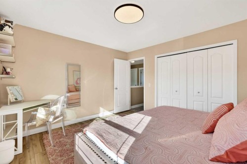 95 Crestmont Drive Sw, Calgary, AB - Indoor Photo Showing Bedroom