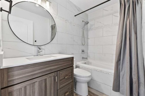 95 Crestmont Drive Sw, Calgary, AB - Indoor Photo Showing Bathroom