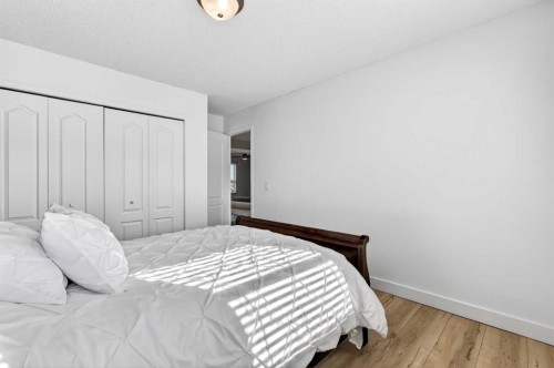 95 Crestmont Drive Sw, Calgary, AB - Indoor Photo Showing Bedroom