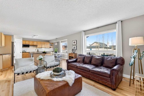 95 Crestmont Drive Sw, Calgary, AB - Indoor Photo Showing Living Room