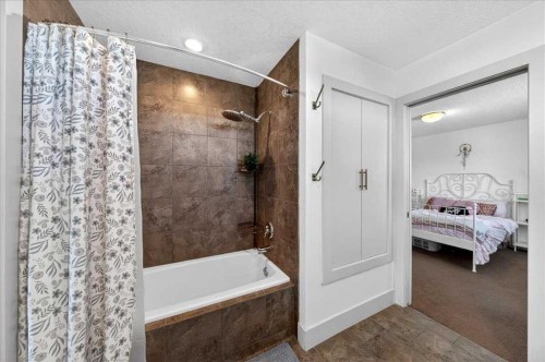 917 Channelside Road Sw, Airdrie, AB - Indoor Photo Showing Bathroom