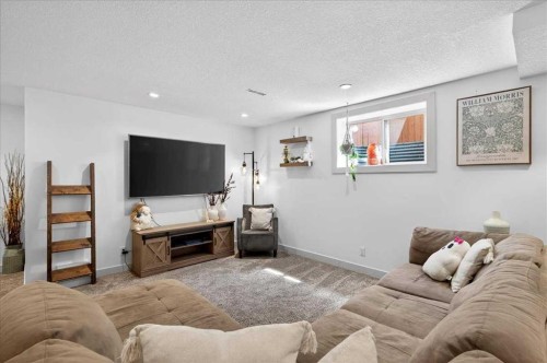 917 Channelside Road Sw, Airdrie, AB - Indoor Photo Showing Living Room