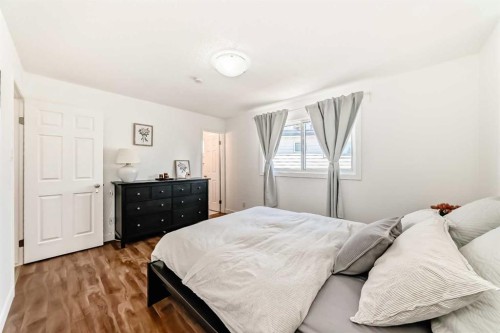 451 Huntbourne Hill Ne, Calgary, AB - Indoor Photo Showing Bedroom