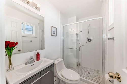 451 Huntbourne Hill Ne, Calgary, AB - Indoor Photo Showing Bathroom