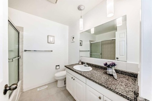451 Huntbourne Hill Ne, Calgary, AB - Indoor Photo Showing Bathroom