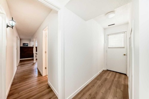 451 Huntbourne Hill Ne, Calgary, AB - Indoor Photo Showing Other Room