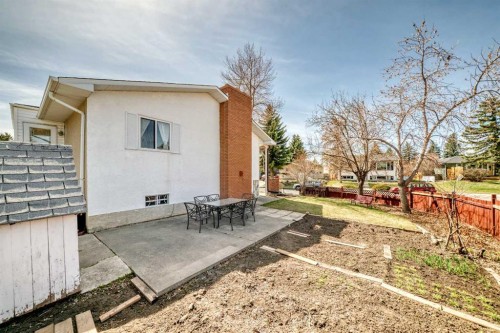 451 Huntbourne Hill Ne, Calgary, AB - Outdoor