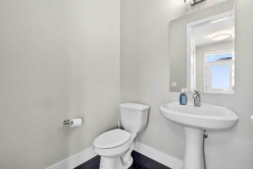 548 Quarry Park Boulevard Se, Calgary, AB - Indoor Photo Showing Bathroom