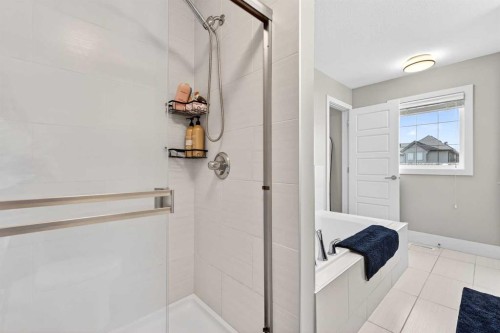 548 Quarry Park Boulevard Se, Calgary, AB - Indoor Photo Showing Bathroom