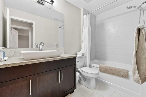 548 Quarry Park Boulevard Se, Calgary, AB - Indoor Photo Showing Bathroom