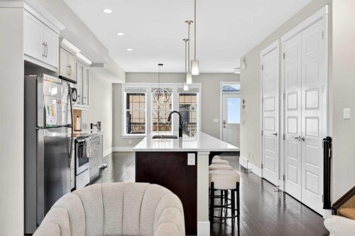 548 Quarry Park Boulevard Se, Calgary, AB - Indoor Photo Showing Kitchen With Upgraded Kitchen