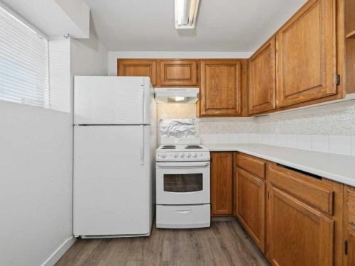 11759 Canfield Road Sw, Calgary, AB - Indoor Photo Showing Kitchen