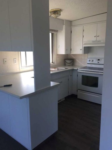 11759 Canfield Road Sw, Calgary, AB - Indoor Photo Showing Kitchen
