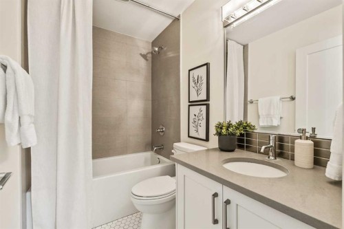 125 41 Avenue Sw, Calgary, AB - Indoor Photo Showing Bathroom