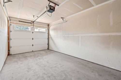 125 41 Avenue Sw, Calgary, AB - Indoor Photo Showing Garage