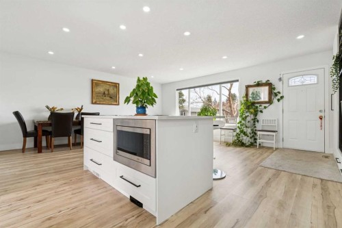 176 Penmeadows Close Se, Calgary, AB 