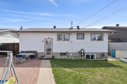 176 Penmeadows Close Se, Calgary, AB 