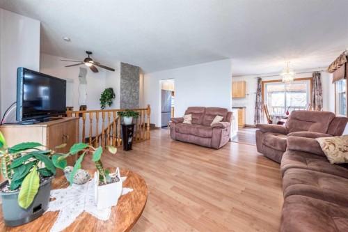 16 Rundleson Way Ne, Calgary, AB - Indoor Photo Showing Living Room