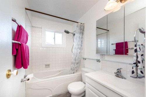 16 Rundleson Way Ne, Calgary, AB - Indoor Photo Showing Bathroom
