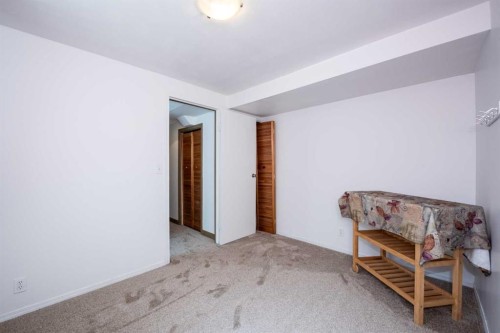 16 Rundleson Way Ne, Calgary, AB - Indoor Photo Showing Other Room