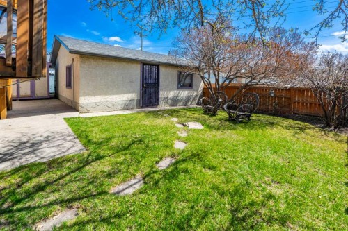 16 Rundleson Way Ne, Calgary, AB - Outdoor