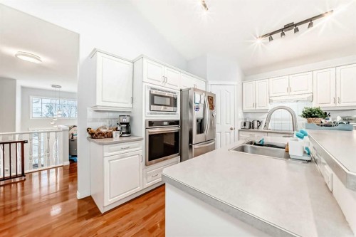 3263 Signal Hill Drive Sw, Calgary, AB - Indoor Photo Showing Kitchen With Upgraded Kitchen
