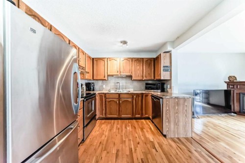209 Somervale Point Sw, Calgary, AB - Indoor Photo Showing Kitchen With Double Sink