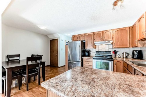 209 Somervale Point Sw, Calgary, AB - Indoor Photo Showing Kitchen